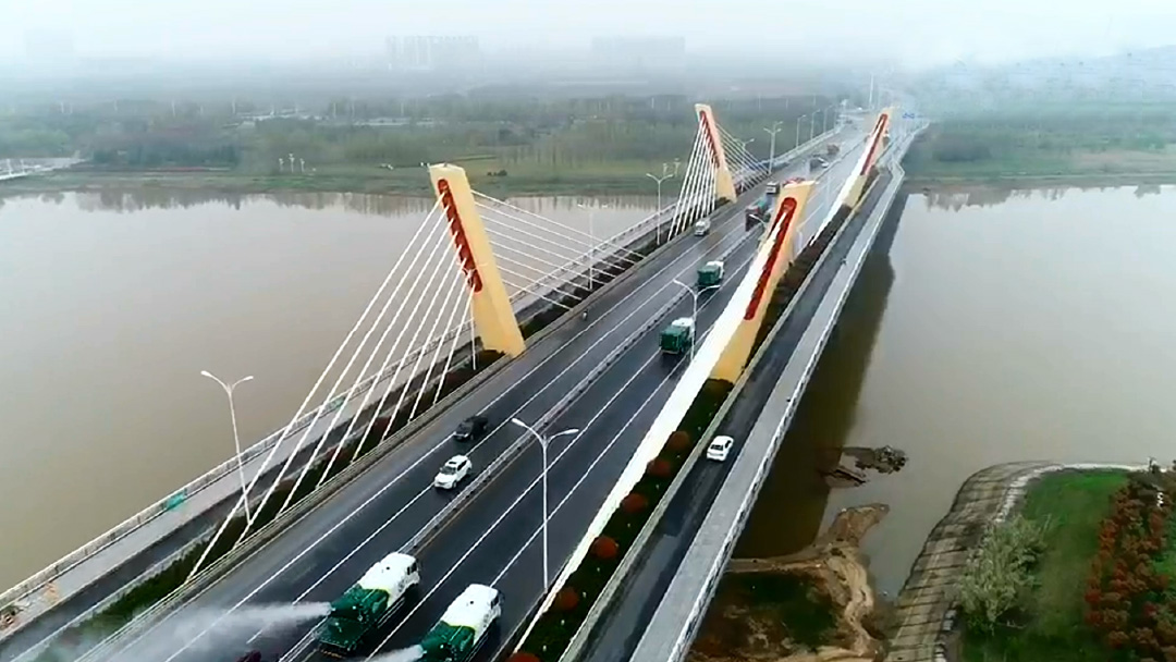 PT视讯环卫装备在六安赤壁路大桥作业