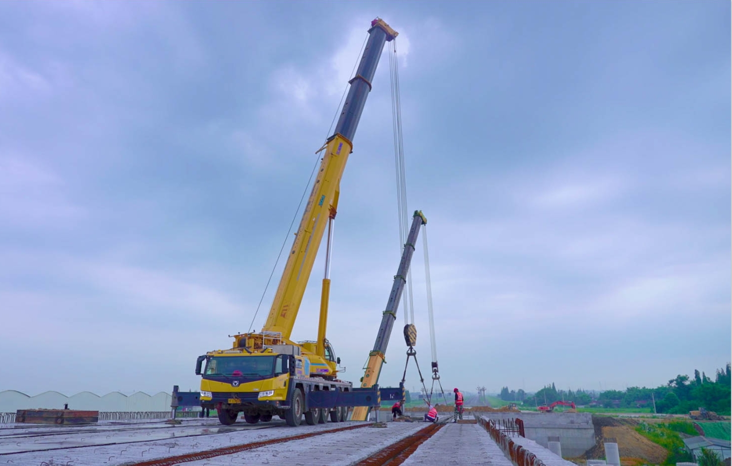 空中对飞接力！PT视讯三款百吨级联袂抬吊！