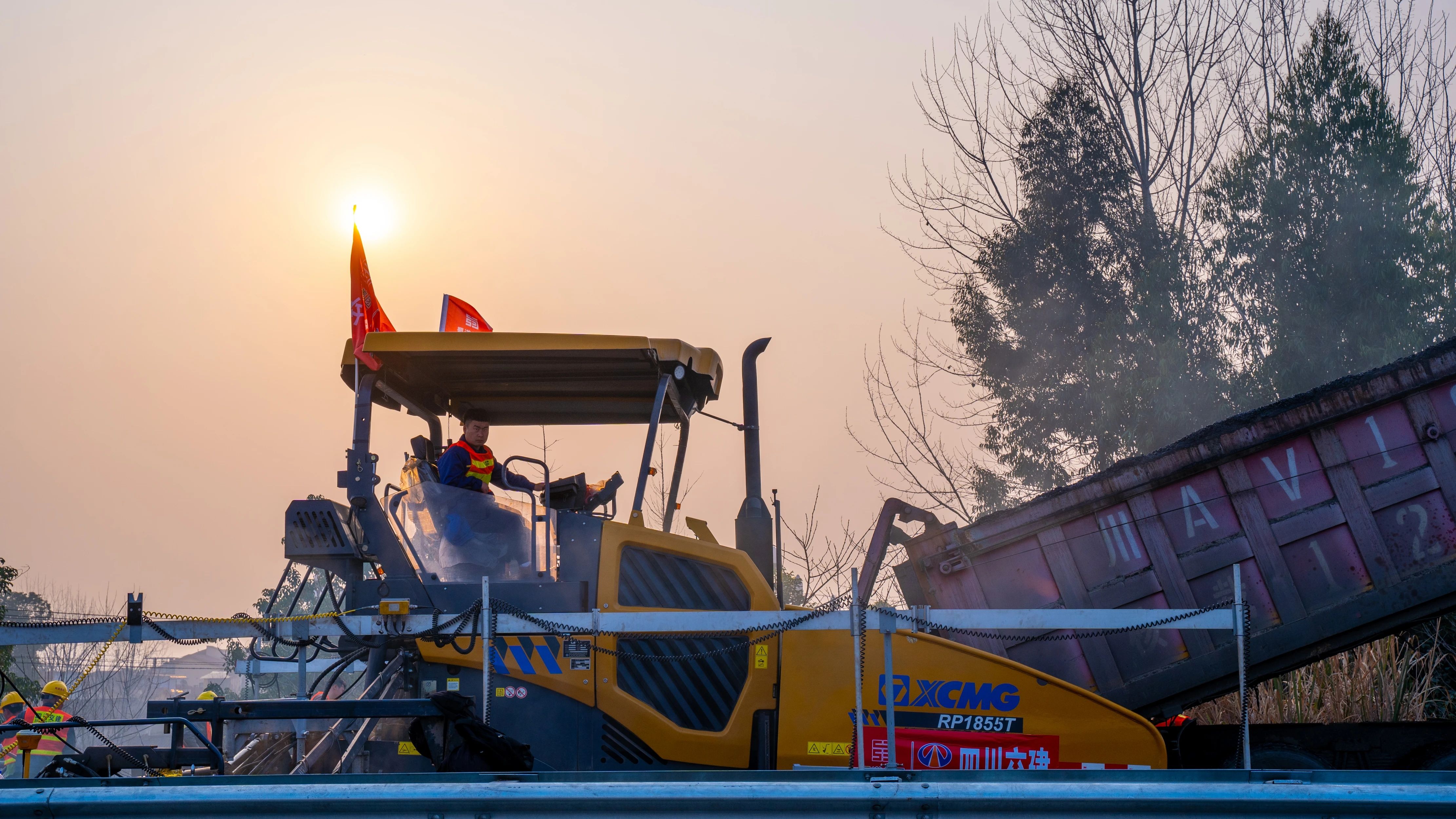 18天！PT视讯成套沥青路面装备助力成绵高速罩面施工！