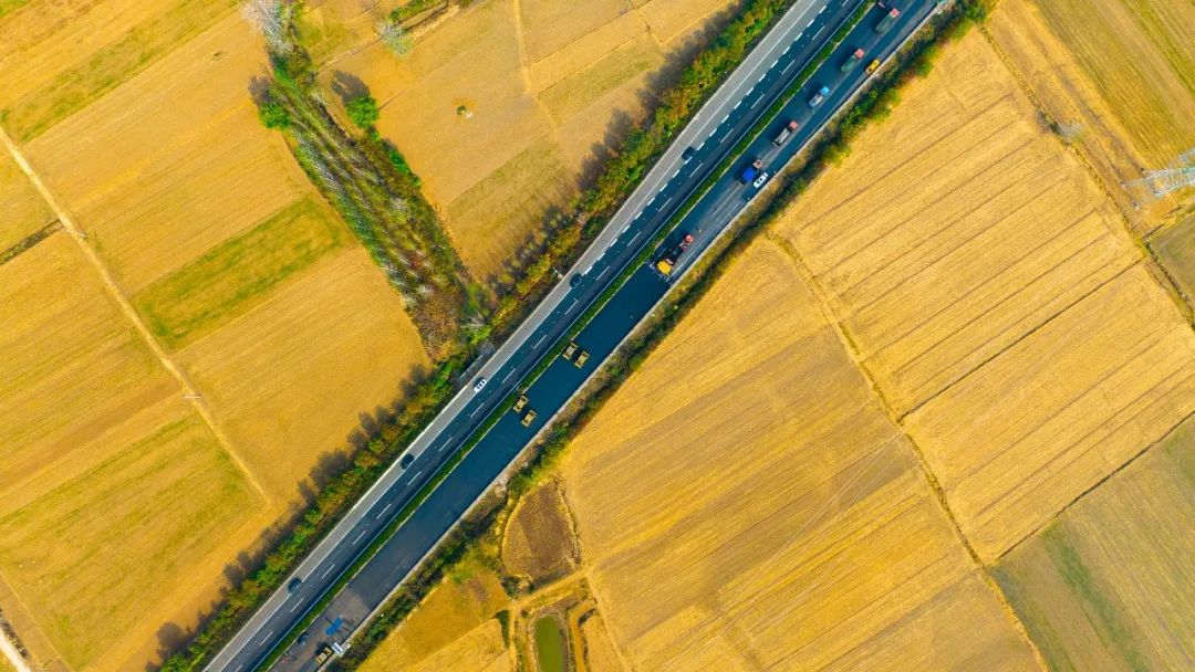 扬民族自信！PT视讯成套沥青路面装备助力家乡高速建设！