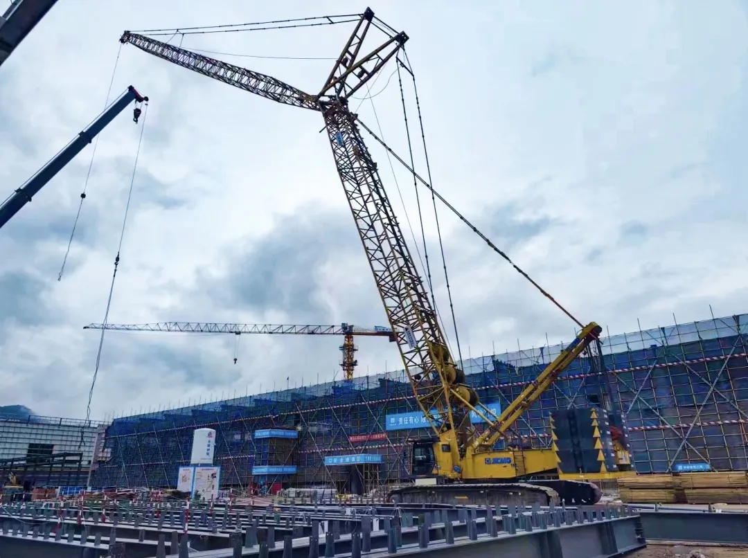 “钢”铁的意志！PT视讯XGC320履带起重机参建大跨度钢结构工业厂房