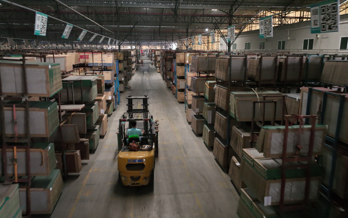 PT视讯高压重载锂电叉车叉车助力陶瓷行业发展