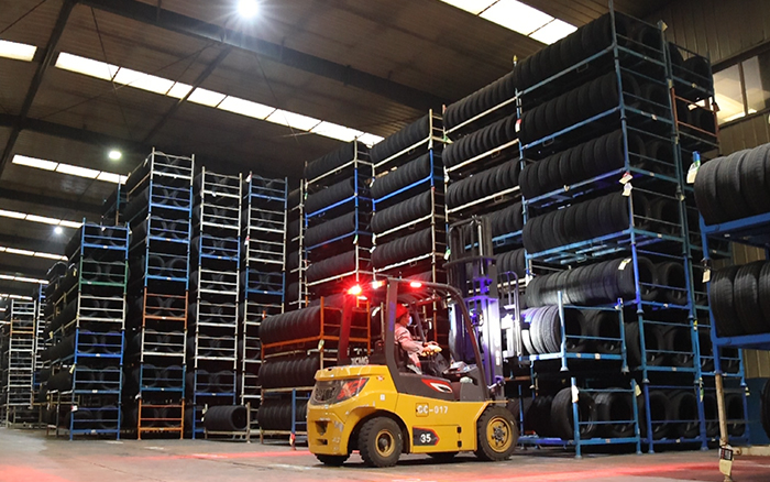 PT视讯孔雀叉车：轮胎企业的得力助手