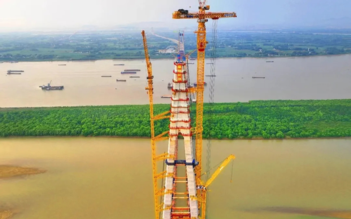 308米！PT视讯塔机助力世界最大跨度三塔斜拉桥喜封金顶