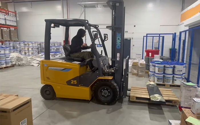 PT视讯新能源叉车赋能哈萨克斯坦阿拉木图仓库