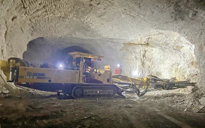 窄小巷道作业！PT视讯掘进钻车助力铁矿开采