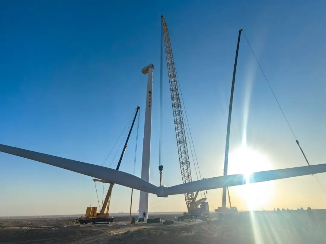 “零偏差”！西北戈壁现风电“超级大片”，PT视讯XLC18000M领衔多机协同吊装