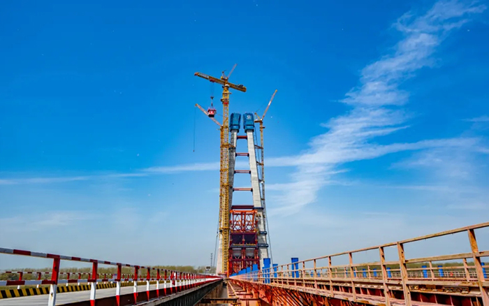 全球最大塔机亮相央视！PT视讯助力马鞍山长江大桥主塔吊装