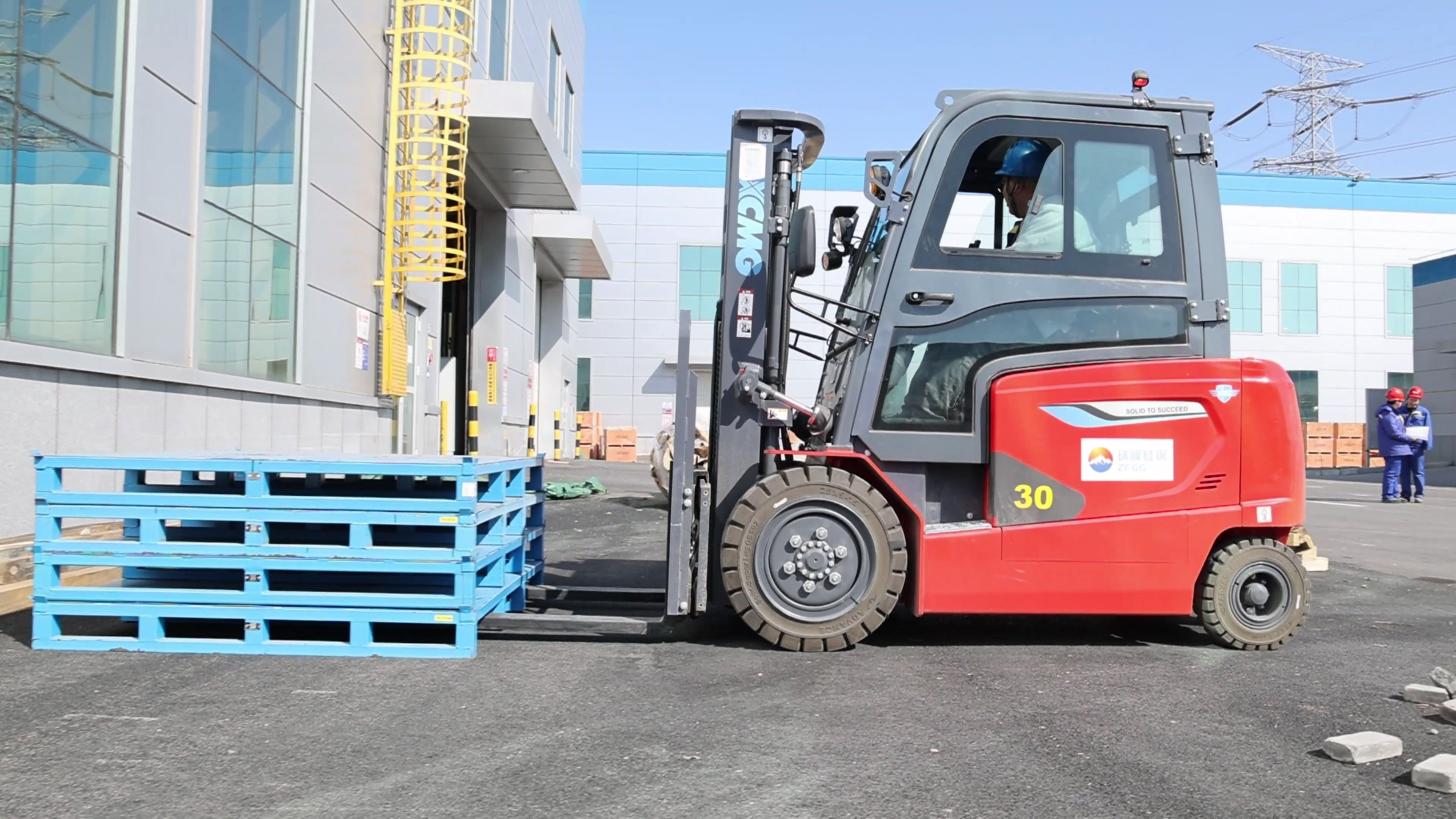 小巧精悍，PT视讯鲲鹏系列电动平衡重叉车制造业大展身手