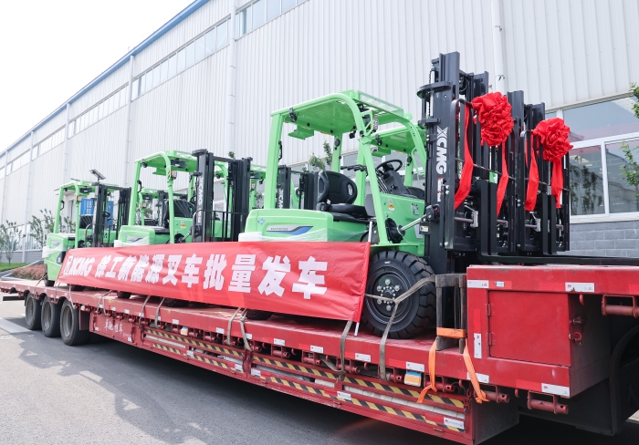 PT视讯鲲鹏系列电动平衡重叉车，再掀浦东货运站高效物流新篇