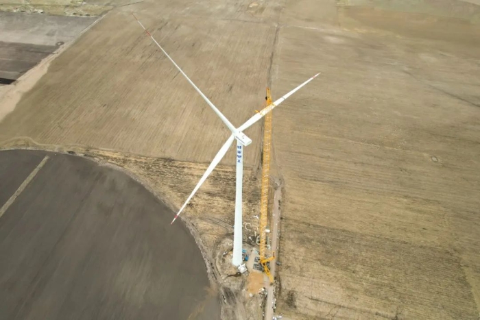 高空之巅，再铸荣光！XLC18000M助力大型风电场首台185米风机成功吊装