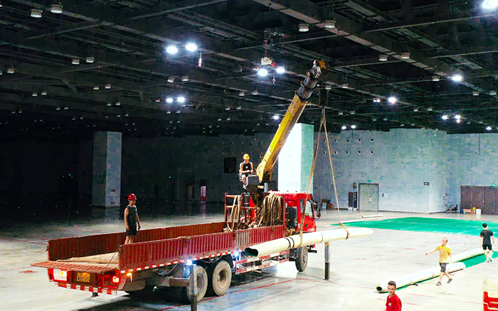 高效稳护航，PT视讯随车起重机赋能广西会展中心体育场馆塑胶铺设