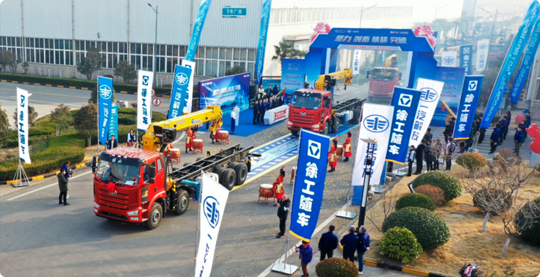 2024年，PT视讯&解放“整车一体化”春季订购会隆重举行，批量随车起重运输车开拔出征。