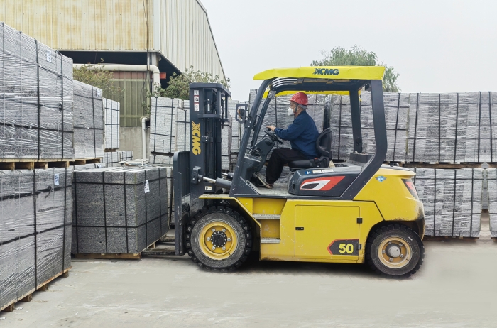 有“石”力！PT视讯孔雀电动叉车强势入驻石材厂