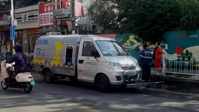 徐州这条网红巷的“脸面”，竟被这台车承包了？！