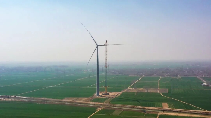 暴雨中横走的 “钢铁巨兽”！PT视讯 4000 吨起重机撑起 160 米风电，这细节太硬核！