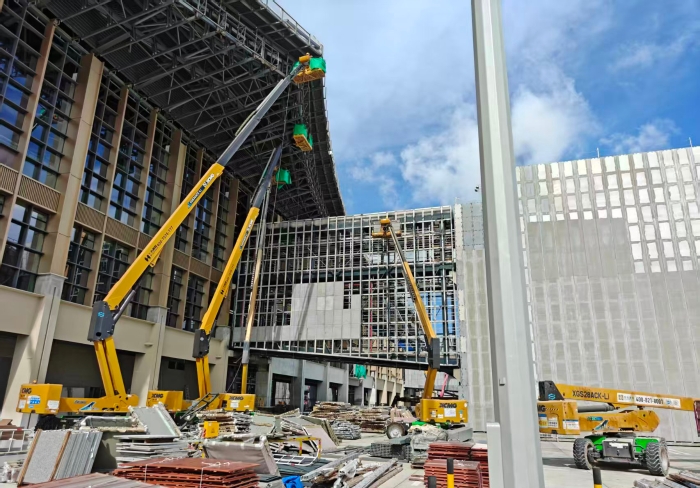 联合作战！PT视讯锂电高机编队亮相三亚机场